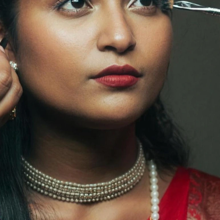 A bride, close on the lips and the pearl necklace, upscaled